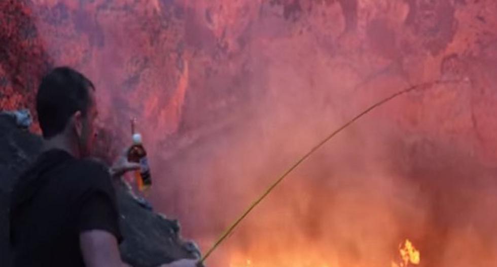 Este hombre cocinó su malvavisco frente a un volcán. (Foto: Captura)