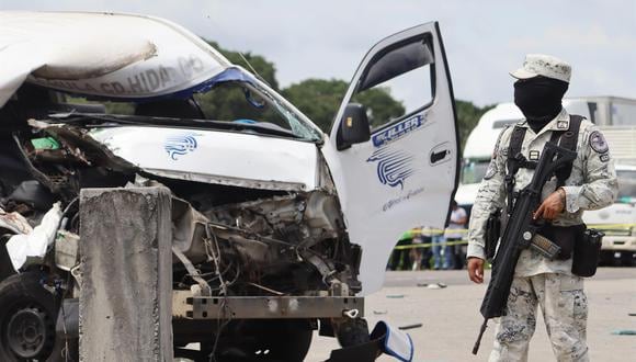 Miembros de La Guardia Nacional resguardan el vehículo accidentado de migrantes en Ciudad Hidalgo, Chiapas, México, donde murieron tres venezolanos. (EFE/ Juan Manuel Blanco).