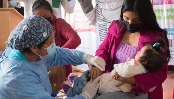 Personal de salud exhorta a la población a vacunarse contra el neumococo y la influenza. Foto: GEC/referencial