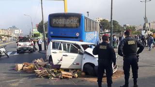 La Victoria: Tres heridos en choque de bus y auto en cruce de Avs. Iquitos con Bausate y Meza | FOTOS