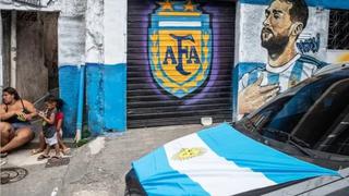 Calles pintadas de celeste y blanco, murales de Messi y Maradona: la favela de Río de Janeiro que hincha por la selección argentina