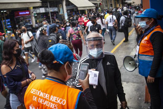 Supervision of the COVID-19 vaccination card in Mesa Redonda, Lima.  (Ernesto BENAVIDES / AFP)