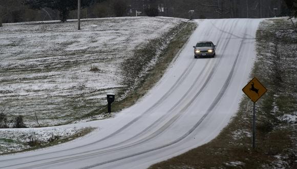 Ayer domingo la tormenta de nieve recorría otras partes del país. La imagen muestra cómo esta cubrió una pista en el condado Orange. AP