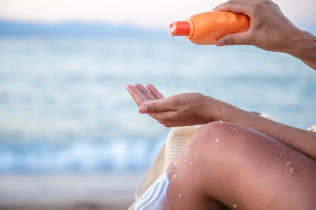 El uso de protector solar es vital para proteger nuestra piel de los rayos UV, especialmente durante el verano.