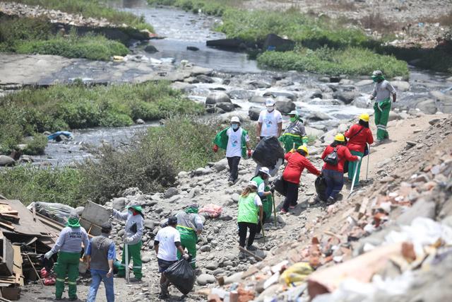 Los trabajadores de limpieza pública de la Municipalidad de El Agustino en coordinación con Ministerio de Agricultura y Riego (Minagri) realizaron una jornada de recojo de basura y desperdicios en el cauce del río Rímac. (Foto: Britanie Arroyo / @photo.gec)