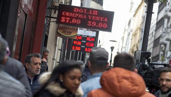 El valor del dólar bajaba 0.65%, a 38.75 pesos, en la plaza informal este viernes. (Foto: EFE)