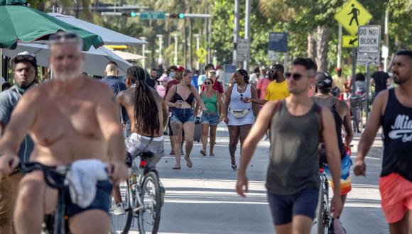 Esta imagen del viernes muestra a un grupo de personas movilizándose a pie o en bicicleta en Miami Beach, Florida, que presenta un preocupante repunte de casos de coronavirus COVID-19. (Foto: EFE / EPA / CRISTOBAL HERRERA)