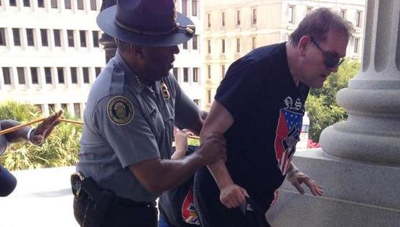 Policía afroamericano ayudó a racista radical en protesta
