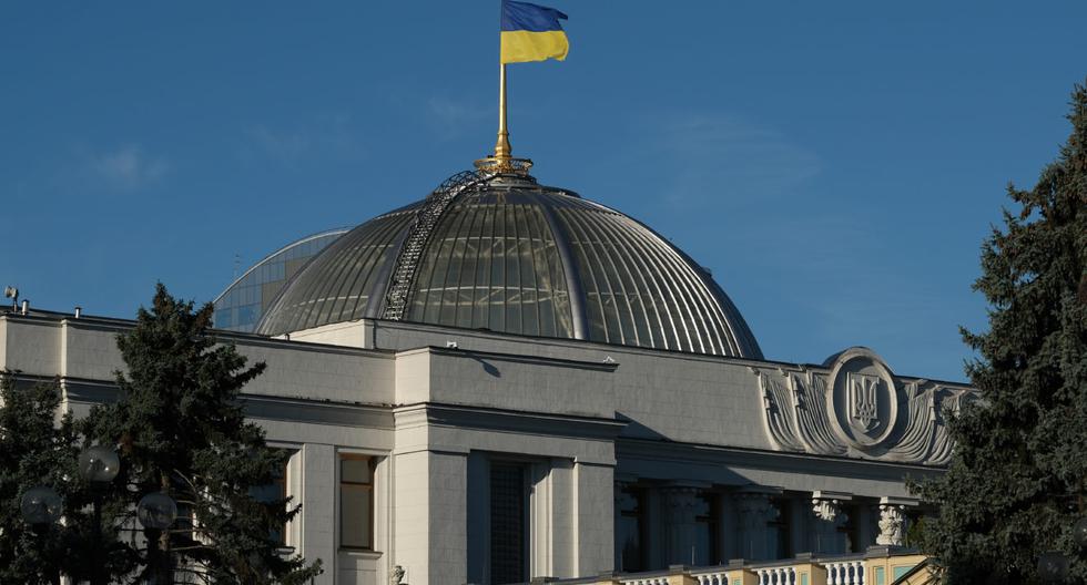 La bandera de Ucrania ondea sobre el Parlamento en Kiev. (Foto: AFP)