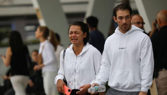 Una mujer llora en el Centro Comunitario de Surfside, donde las autoridades se llevan a residentes y familiares de un edificio parcialmente derrumbado en Miami Beach, Florida, Estados Unidos. (Foto: REUTERS / Marco Bello).