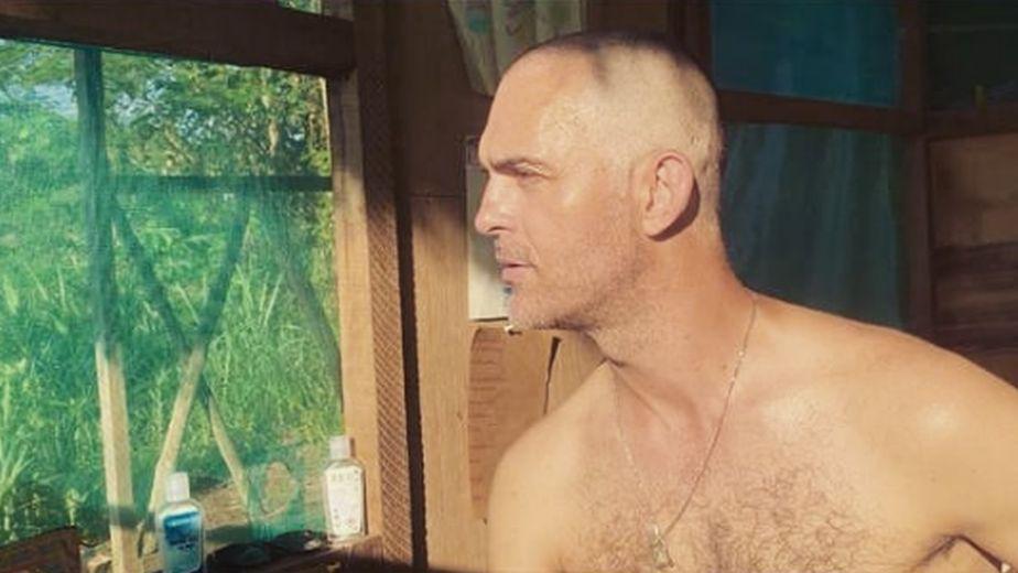 Pedro Alonso reapareció a finales de septiembre con un look completamente distinto. Según dijo, está escribiendo una novela, alejado de todo (Foto: Instagram)