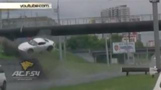 YouTube: Impactante accidente de un Porsche en Rusia