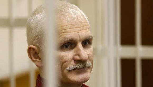 Ales Bialiatski, durante una sesión judicial en Minsk, Bielorrusia, el miércoles 2 de noviembre de 2011. Este viernes ganó el Nobel de la Paz 2022. (Sergei Grits - AP).