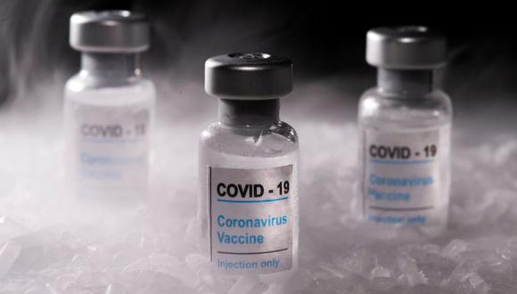 Los viales etiquetados como "Vacuna contra el coronavirus COVID-19" se colocan en hielo seco en esta ilustración tomada el 4 de diciembre de 2020. (Foto: REUTERS / Dado Ruvic / Ilustración).