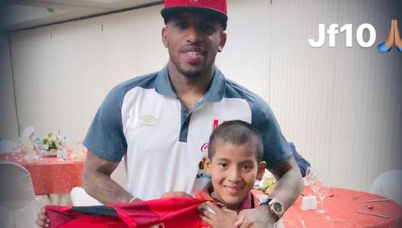 Instagram: Jefferson Farfán y el gesto con un niño que corrió del estadio al Swissotel para verlo
