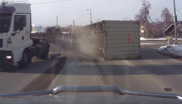Este video de Facebook nos muestra el momento exacto en el que un cargamento casi choca directamente con un automóvil que andaba tranquilamente en Rusia. | FB
