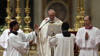 El papa Francisco oficia su primera Vigilia Pascual