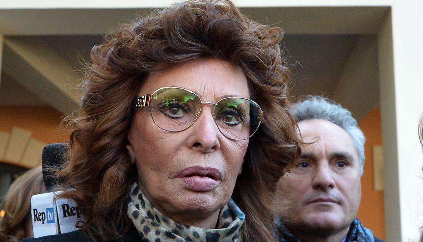 Sophia Loren entre las personalidades en el velorio de Scola - 4