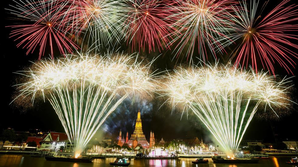 Los fuegos artificiales explotan sobre el río Chao Phraya durante las celebraciones de Año Nuevo, en Bangkok, Tailandia, el 1 de enero de 2023.