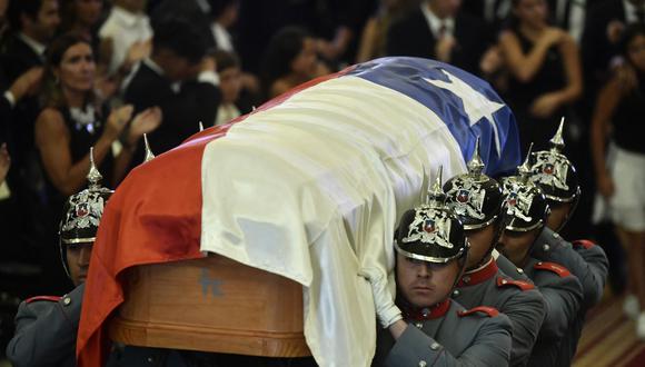 Carabineros transportan el ataúd del difunto expresidente de Chile Sebastián Piñera durante su funeral de estado en el Palacio del Congreso Nacional en Santiago. (Foto de Pablo Vera/AFP).