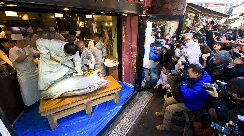 Un at&uacute;n rojo fue vendido por 4,51 millones de yenes (37.467 d&oacute;lares) en la tradicional primera subasta del a&ntilde;o en la lonja de Tsukiji de Tokio. REUTERS