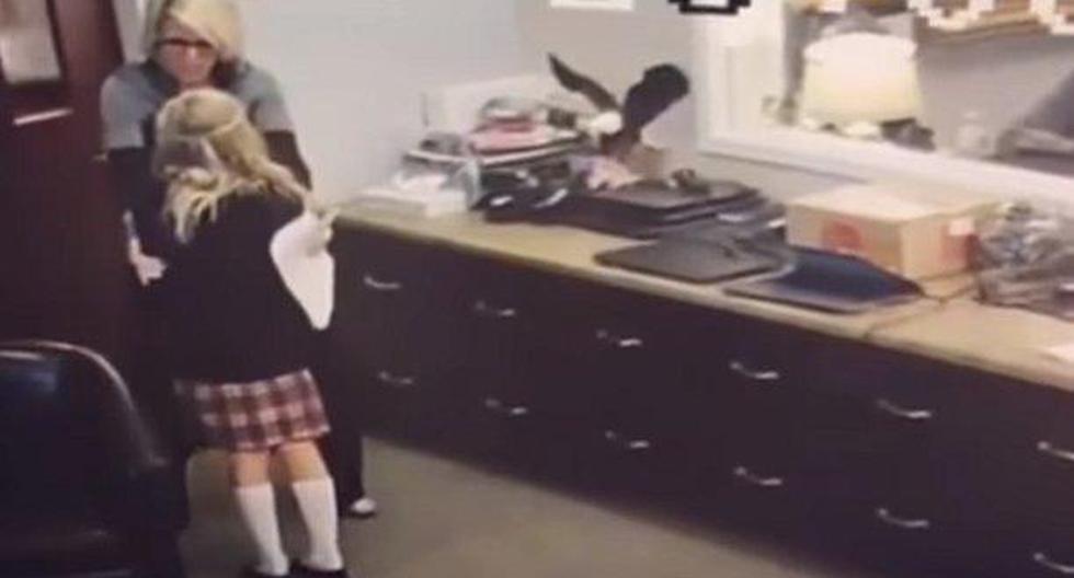 La grabación muestra a la menor saltando de alegría y abrazando a la trabajadora del colegio. (Foto: Captura)