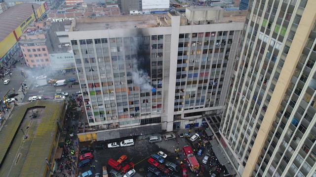 En las imágenes captadas por El Comercio desde un drone se puede cómo se extendieron las llamas por la parte central de la estructura.  (Foto: Bryan Albornóz)