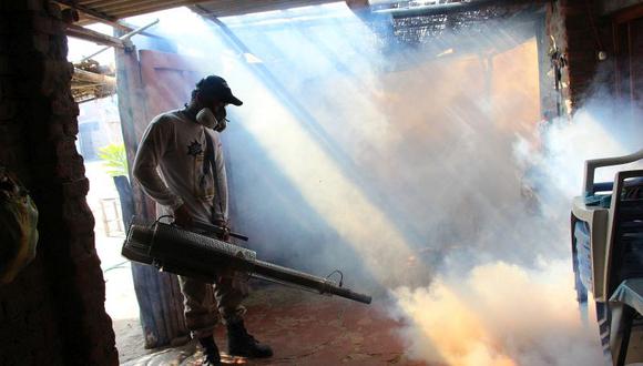 Personal de salud continúa las labores de fumigacion para disminuir los contagios de dengue y zika. (Foto: Ralph Zapata)