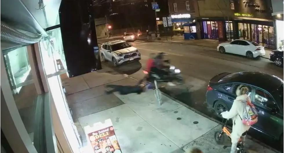 Una mujer es arrastrada durante un robo perpetrado por inmigrantes en Nueva York. (Captura de video).