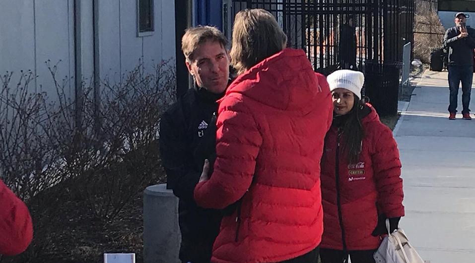 Eduardo Berizzo tuvo un gran gesto al bajar del bus solo para saludar a Ricardo Gareca. (Foto: Daniel Apuy / Video: Jose Luis Saldaña - GEC)