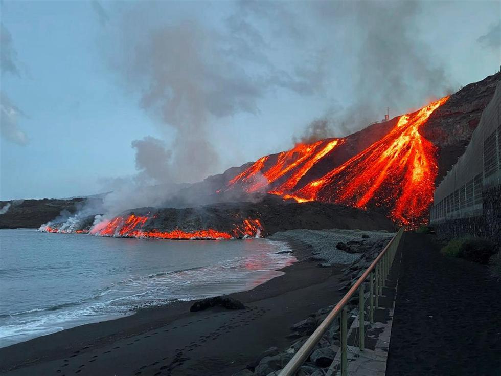 La lava del volcán de La Palma alcanza nuevamente el océano Atlántico en la playa de Los Guirres. (EFE/Ministerio de Transportes).