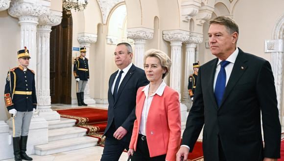 El Primer Ministro rumano Nicolae Ciuca (iz.), la Presidenta de la Comisión Europea Ursula von der Leyen (C) y el Presidente rumano Klaus Iohannis (der.) llegan para la firma de un Acuerdo de Asociación Estratégica en el Campo del Desarrollo y Transmisión de Energía Verde en Bucarest.