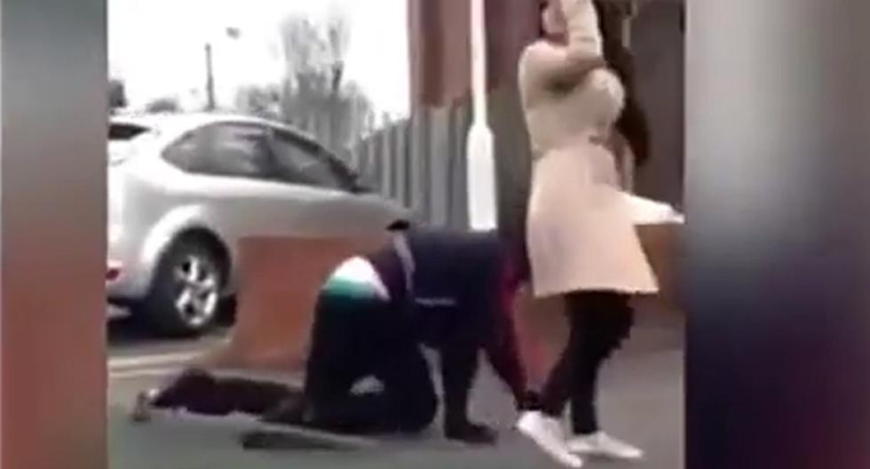 Este video de YouTube ha conmocionado e indignado a todo el planeta puesto que una mujer trata como un perro a un hombre. (Foto: captura)