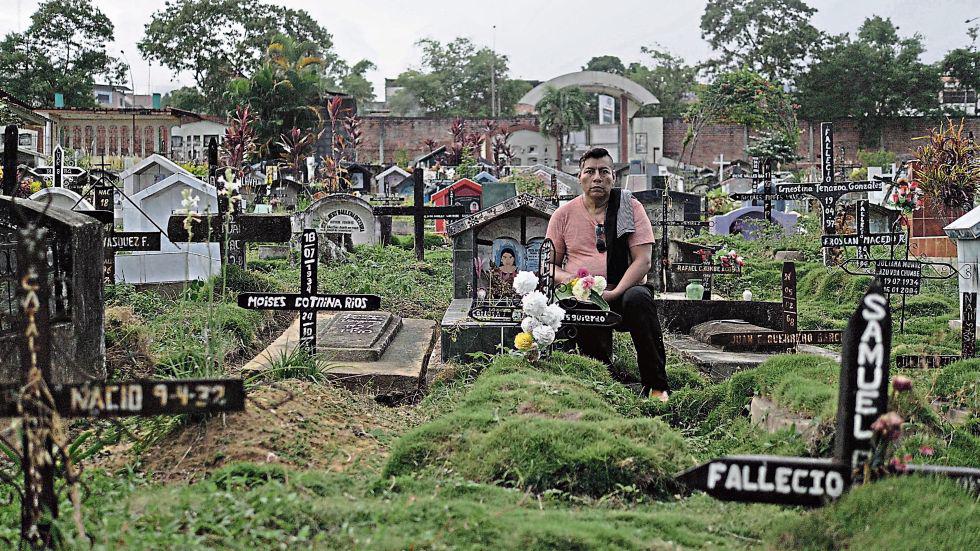 La vida de Roger Pinchi  es el hilo conductor del documental El pecado social . Aún no hay un registro oficial de víctimas LGTBIQ durante el periodo de violencia.