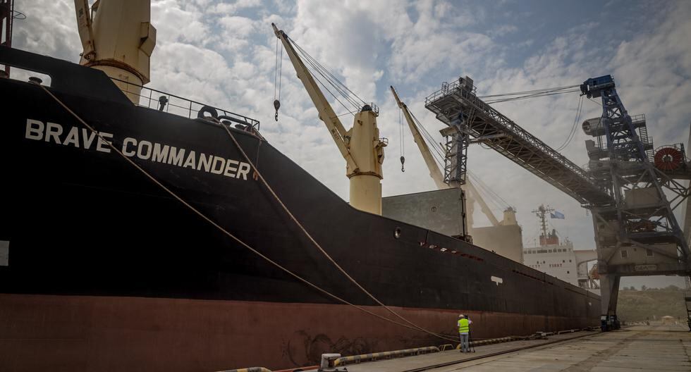 El primer buque fletado por la ONU, MV Brave Commander, carga más de 23.000 toneladas de grano para exportar a Etiopía, en Yuzhne, al este de Odessa, en la costa del Mar Negro, el 14 de agosto de 2022. (Foto: AFP)