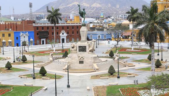 La histórica Plaza de Armas de Trujillo fue cerrada en agosto de 2017 y su remodelación demandó una inversión de más de S/ 3 millones. (Foto: Johnny Aurazo)