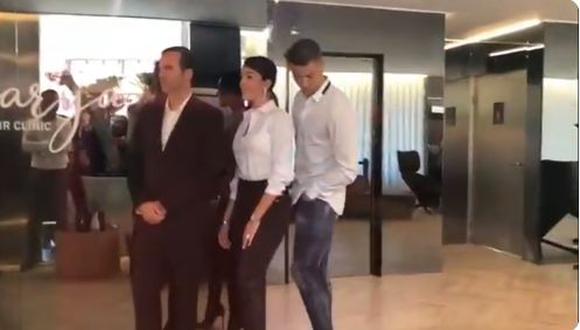 Una fanática le suplicó a Cristiano Ronaldo que regrese al Real Madrid. El luso, para sorpresa de muchos, respondió con un gesto el pedido de la joven. (Foto: captura de video)