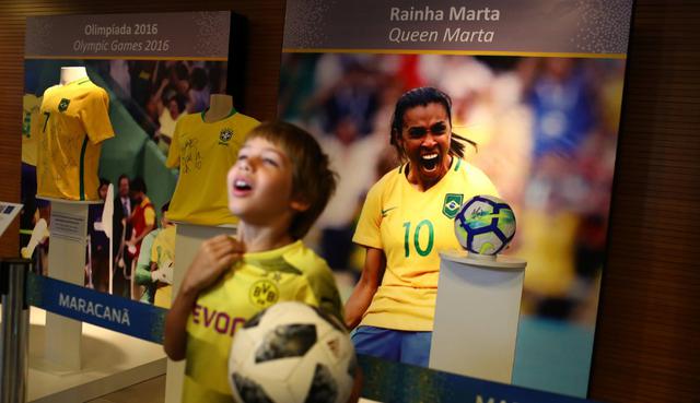 Marta cuenta con un expositor propio en el área del museo del estadio, en el que se pueden observar una camiseta y un balón firmados junto con la huella de sus pies. (Fotos: Reuters)