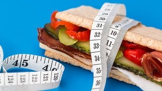 ¿Por qué comer porciones adecuadas y tener rutinas diversas ayudan a no dejar el propósito de bajar de peso?