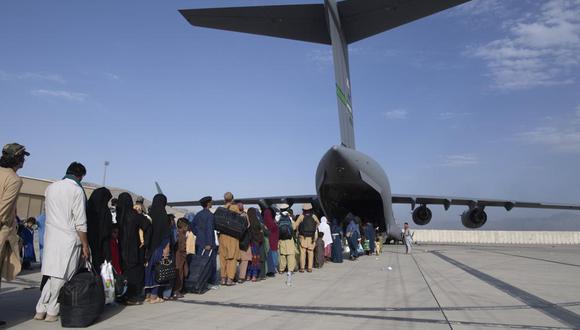 Militares de Estados Unidos ayudan a las personas evacuadas de Afganistán en un C-17 Globemaster III de la Fuerza Aérea de EE.UU. En el Aeropuerto Internacional Hamid Karzai en Kabul. (Sargento mayor Donald R. Allen / Fuerza Aérea de los EE.UU. A través de AP).