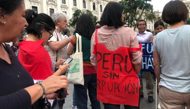 Manifestantes recorren las calles de Lima en protesta contra Pedro Chávarry y se dirigen hacia el Ministerio Público. (Foto: Claudia Sovero / El Comercio)