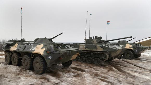 Una fotografía tomada el 17 de febrero de 2022 muestra blindados de Bielorrusia durante los ejercicios conjuntos con las fuerzas armadas de Rusia cerca de Ucrania. (Máximo GUCHEK / BELTA / AFP).