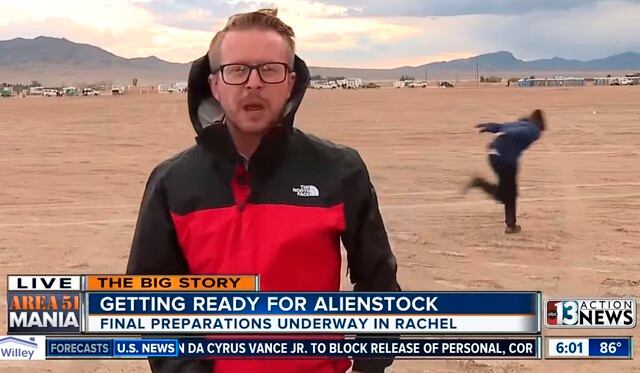 Reportero informaba en vivo sobre asalto al Área 51 y capta a joven que corre como Naruto. El video es viral en YouTube. (KTNV Channel 13 Las Vegas)