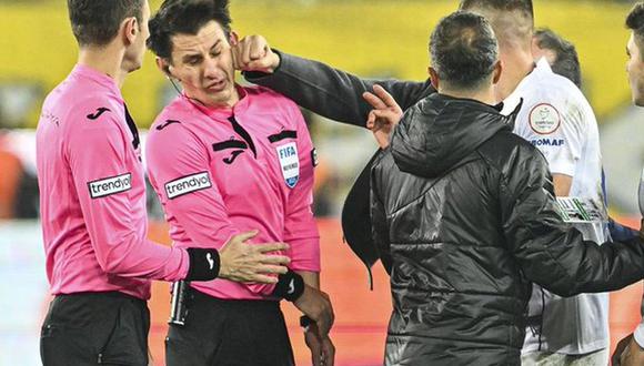 Lamentable: la brutal agresión a un árbitro que suspendió el fútbol en Turquía | VIDEO