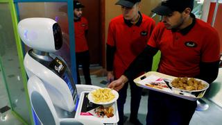 En Kabul, un robot camarero para aliviar el duro día a día de los afganos