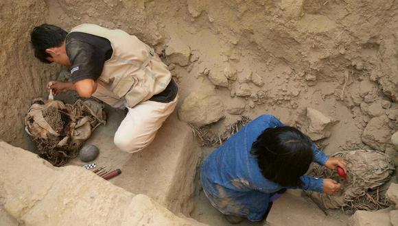 Arqueólogos realizan excavaciones en el complejo urbano de barro de Cajamarquilla, en la periferia de Lima, el 13 de febrero de 2022. (Foto: Guadalupe Pardo/AFP)