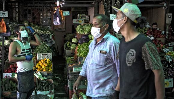 Ciudadanos de Santiago de Chile con mascarillas en el mercado central de la ciudad, el 7 de abril del 2020. Foto: Martin BERNETTI / AFP