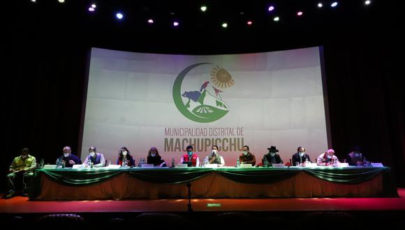 Las autoridades y dirigentes en el auditorio del Centro Cultural de Machu Picchu empiezan con la tercera mesa de dialogo. (Foto: Melissa Valvidia)