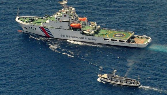 Esta foto de archivo tomada el 19 de marzo de 2014 muestra un barco de la Guardia Costera de China y un barco de suministros filipino. (JAY DIRECTO / AFP).