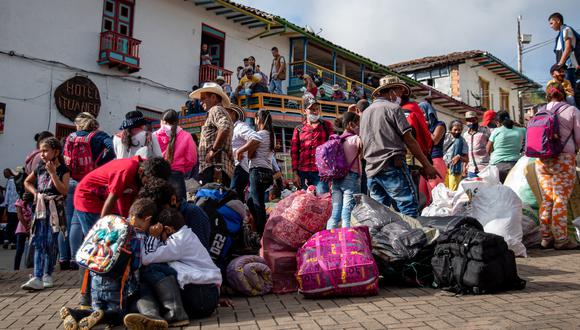 Personas desplazadas cargan sus pertenencias  en Ituango, Colombia. (Foto: AFP)